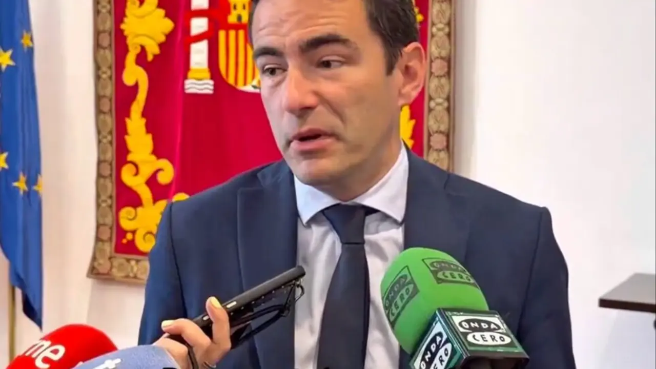 El delegado del Gobierno en Cantabria, Pedro Casares, atiende a los medios tras sus declaraciones sobre la responsabilidad en la tragedia de la pasarela de El Bocal.