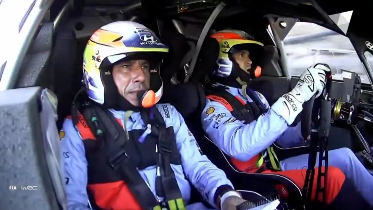 Dani Sordo y su copiloto, durante un tramo del Rally Islas Canarias, donde el piloto c&aacute;ntabro afronta la jornada final desde la s&eacute;ptima posici&oacute;n.