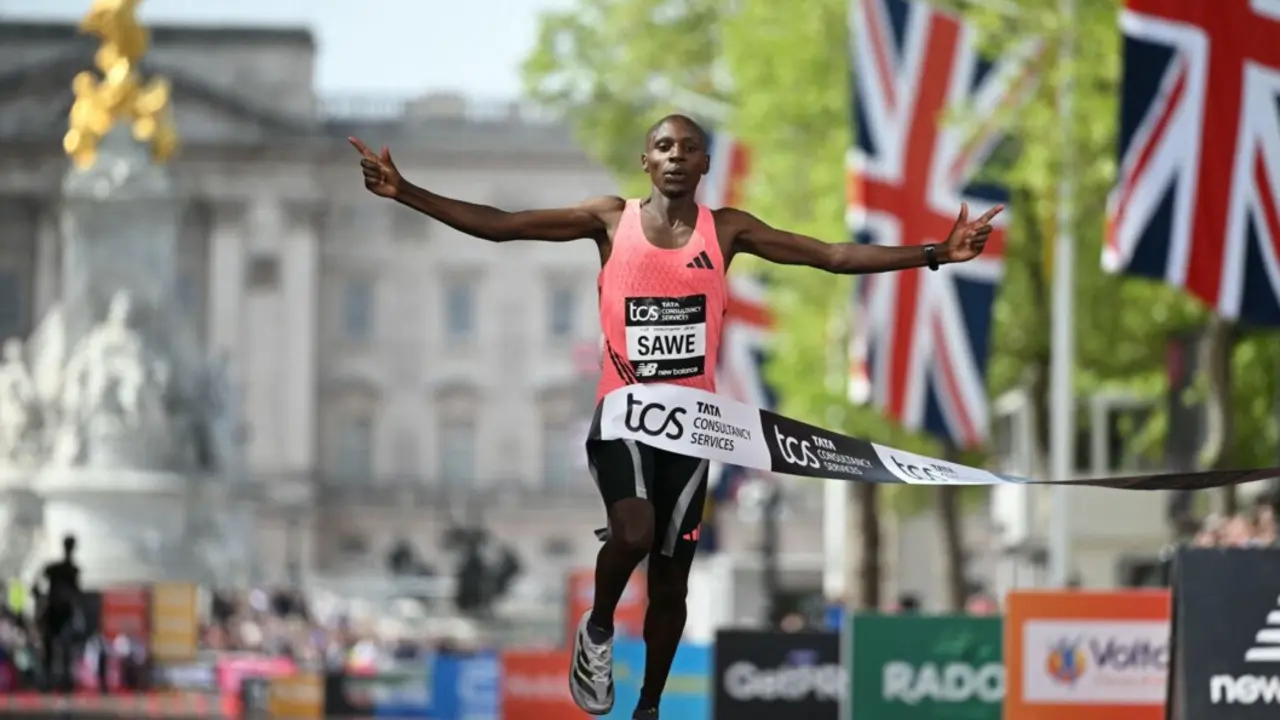 El keniano Sabastian Sawe cruza la meta en Londres tras firmar un nuevo r&eacute;cord del mundo y bajar por primera vez de las dos horas.