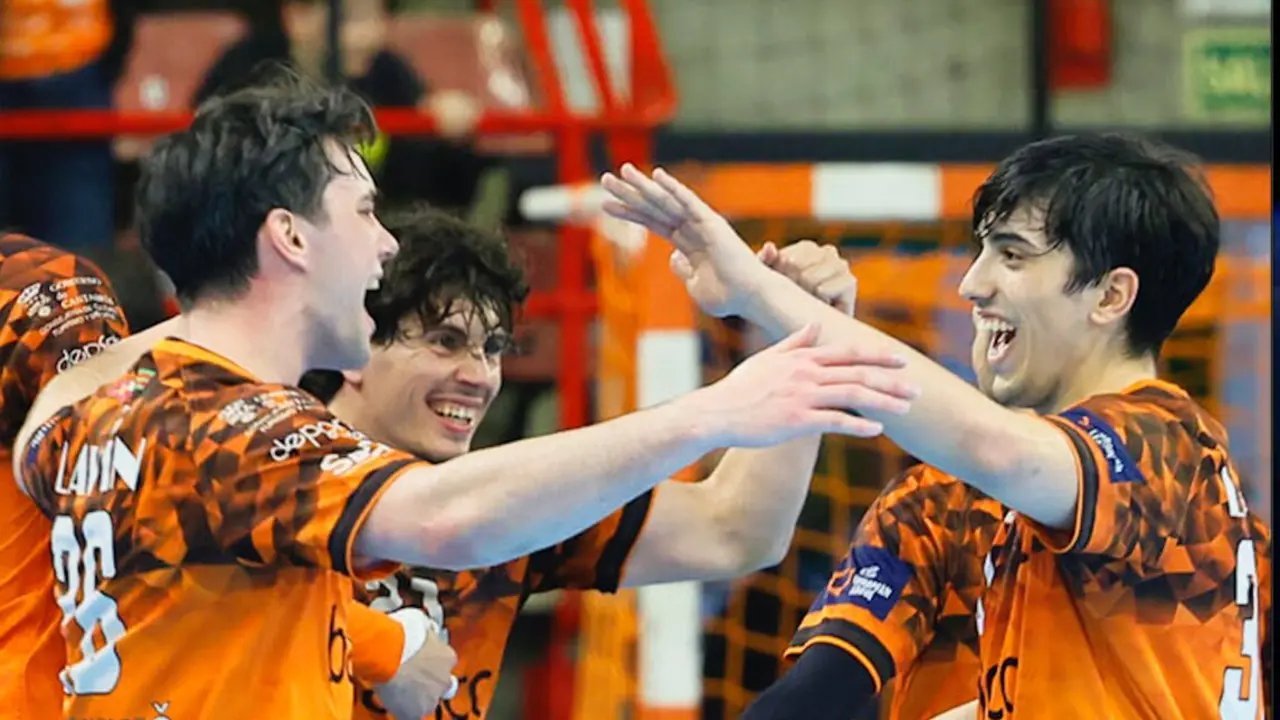 Jugadores del Bathco BM Torrelavega celebran un gol durante la victoria ante el Ademar Le&oacute;n, clave en la lucha por los puestos europeos.