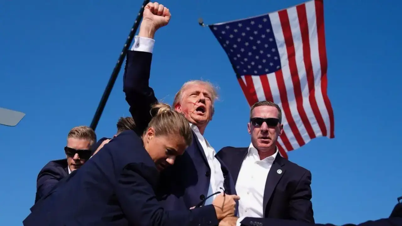 Donald Trump tras recibir un disparo en Pensilvania.