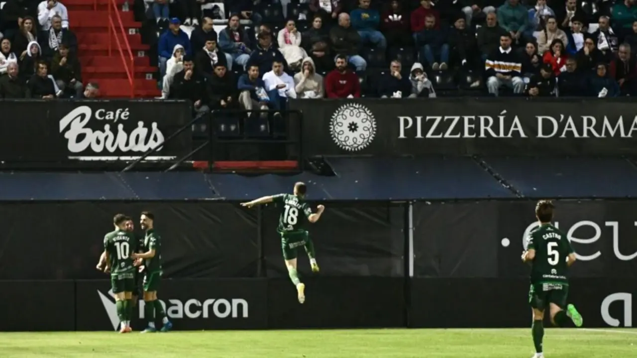 Los jugadores del Racing celebran uno de los goles anulados por el VAR en Ceuta, en un partido marcado por la frustraci&oacute;n del conjunto c&aacute;ntabro.