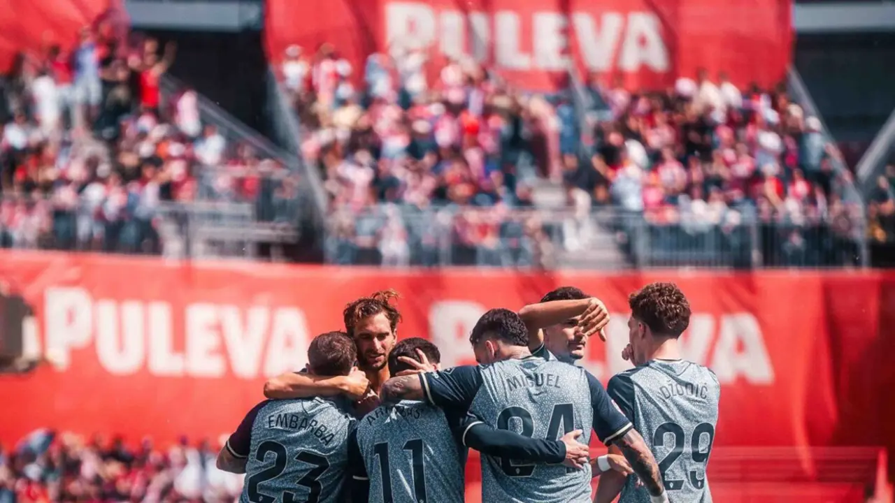 Los jugadores del Almer&iacute;a celebran uno de los goles en su victoria clave, que les mantiene en la lucha por el ascenso directo.