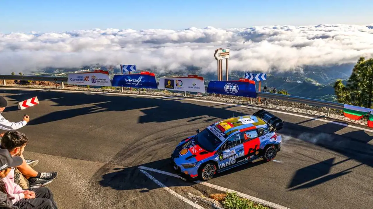 Dani Sordo, al volante de su Hyundai, traza una curva en el Rally Islas Canarias, en una prueba marcada por la exigencia y el espectacular entorno.