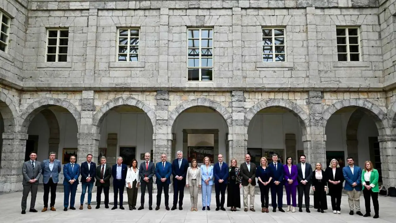 El Gobierno de Cantabria posa junto a representantes parlamentarios tras la aprobaci&oacute;n de los Presupuestos auton&oacute;micos de 2026 en el Parlamento.
