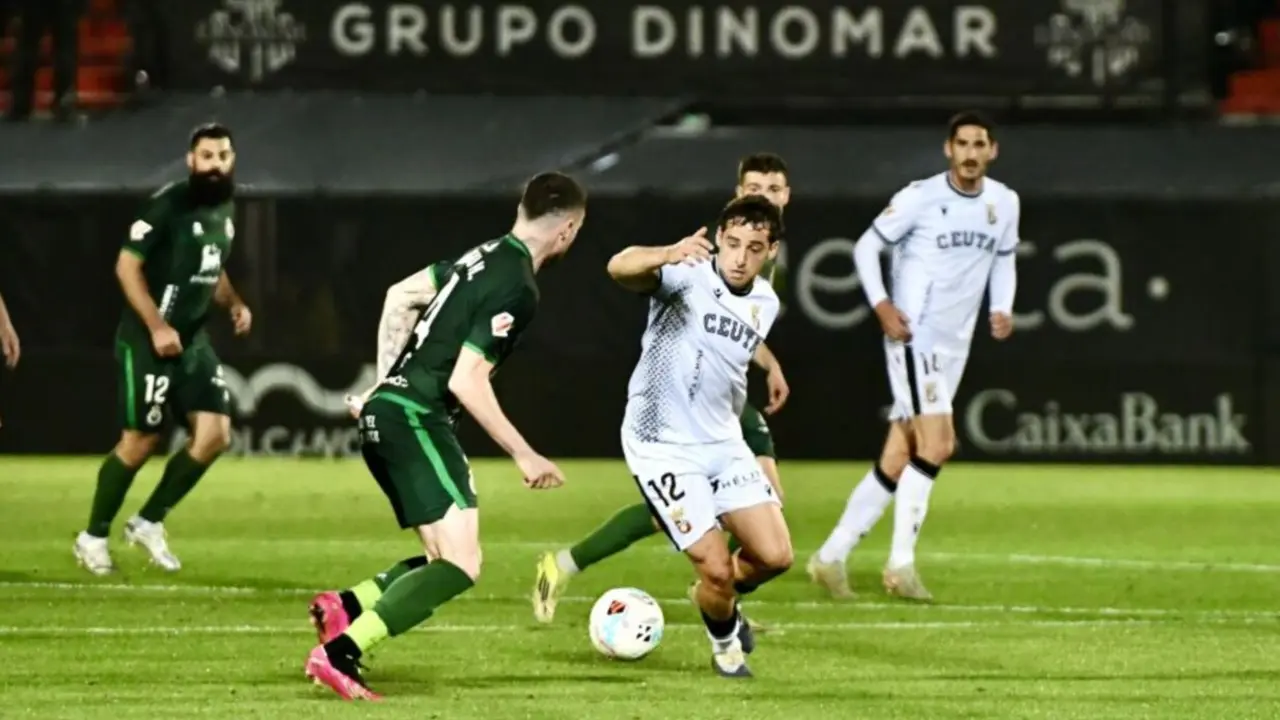 Jugadores del Racing y del Ceuta disputan un bal&oacute;n durante el partido en el Alfonso Murube, marcado por la pol&eacute;mica tras los tres goles anulados al conjunto c&aacute;ntabro.
