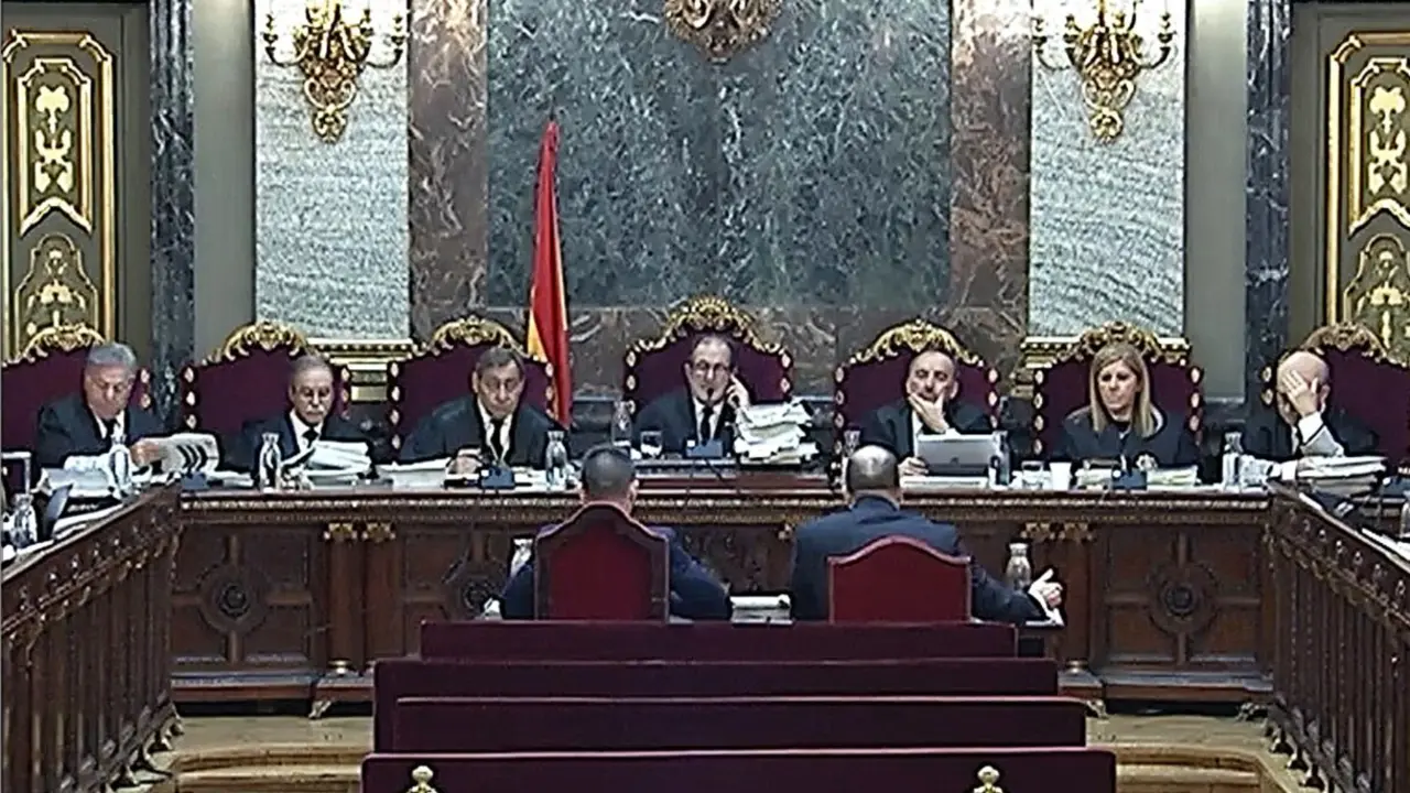 Vista de la sala del Tribunal Supremo durante una de las sesiones del juicio, con los magistrados en el estrado y los comparecientes frente al tribunal en una jornada clave de la investigaci&oacute;n.
