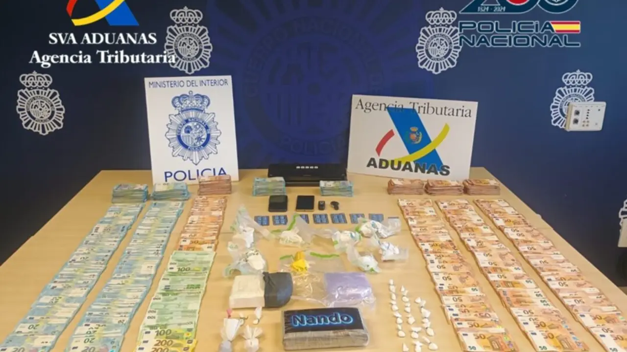 Dinero en efectivo y sustancias estupefacientes incautadas en Santander durante la operaci&oacute;n conjunta de la Agencia Tributaria y la Polic&iacute;a Nacional contra una red de tr&aacute;fico de drogas.