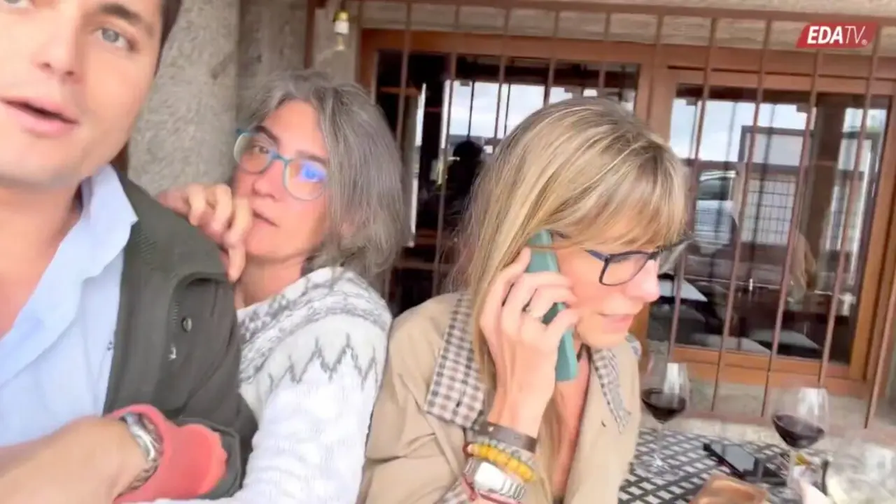 Momento de tensi&oacute;n durante el intento del periodista Vito Quiles de formular preguntas a Bego&ntilde;a G&oacute;mez, en el que varias personas de su entorno tratan de apartarle mientras graba.