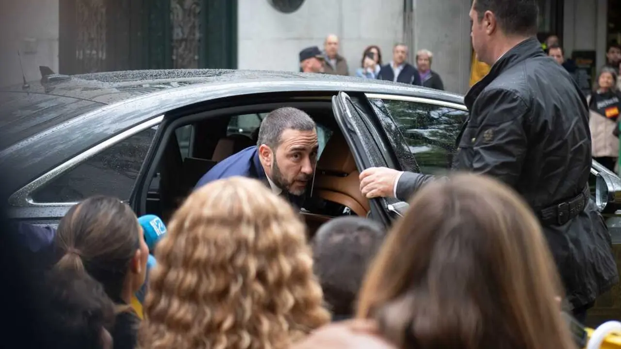 El empresario V&iacute;ctor de Aldama a su llegada al Tribunal Supremo, a 29 de abril de 2026, en Madrid (Espa&ntilde;a). Los acusados se sientan desde el pasado 7 de abril en el banquillo del Tribunal Supremo por presuntas irregularidades en los contratos de mascarillas adjudicados desde el Ministerio de Transportes durante la pandemia. Tanto &Aacute;balos como Koldo se encuentran en prisi&oacute;n provisional desde el pasado leer m&aacute;s 27 de noviembre y se declaran inocentes, asegurando en sus escritos de defensa que no cometieron ning&uacute;n delito, sin embargo, Anticorrupci&oacute;n alega que &Aacute;balos, Koldo y Aldama "convinieron" aprovecharse del cargo del entonces ministro -desde junio de 2018- para "favorecer", "a cambio del correspondiente beneficio econ&oacute;mico" de los tres, la contrataci&oacute;n con la Administraci&oacute;n "en cuantas ocasiones hubiera oportunidad, por empresas cuyos intereses captar&iacute;a y promover&iacute;a" el empresario.
Fecha: 29/04/2026.

Firma: Fernando S&aacute;nchez / Europa Press