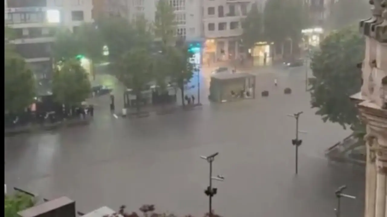 Imagen de calles anegadas en el centro de Santander tras la intensa tromba de agua registrada este domingo.