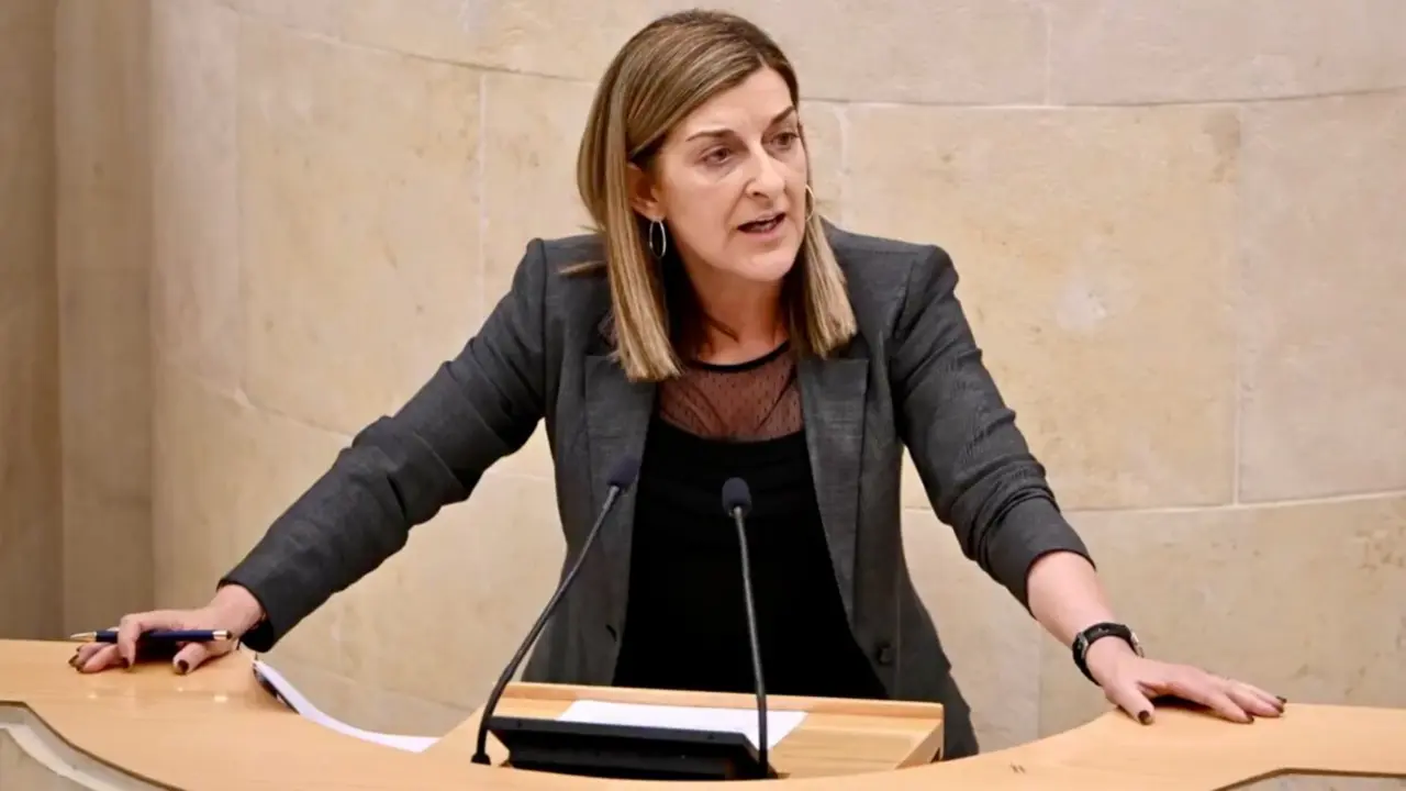 La presidenta de Cantabria, Mar&iacute;a Jos&eacute; S&aacute;enz de Buruaga, durante su intervenci&oacute;n en el Parlamento auton&oacute;mico.