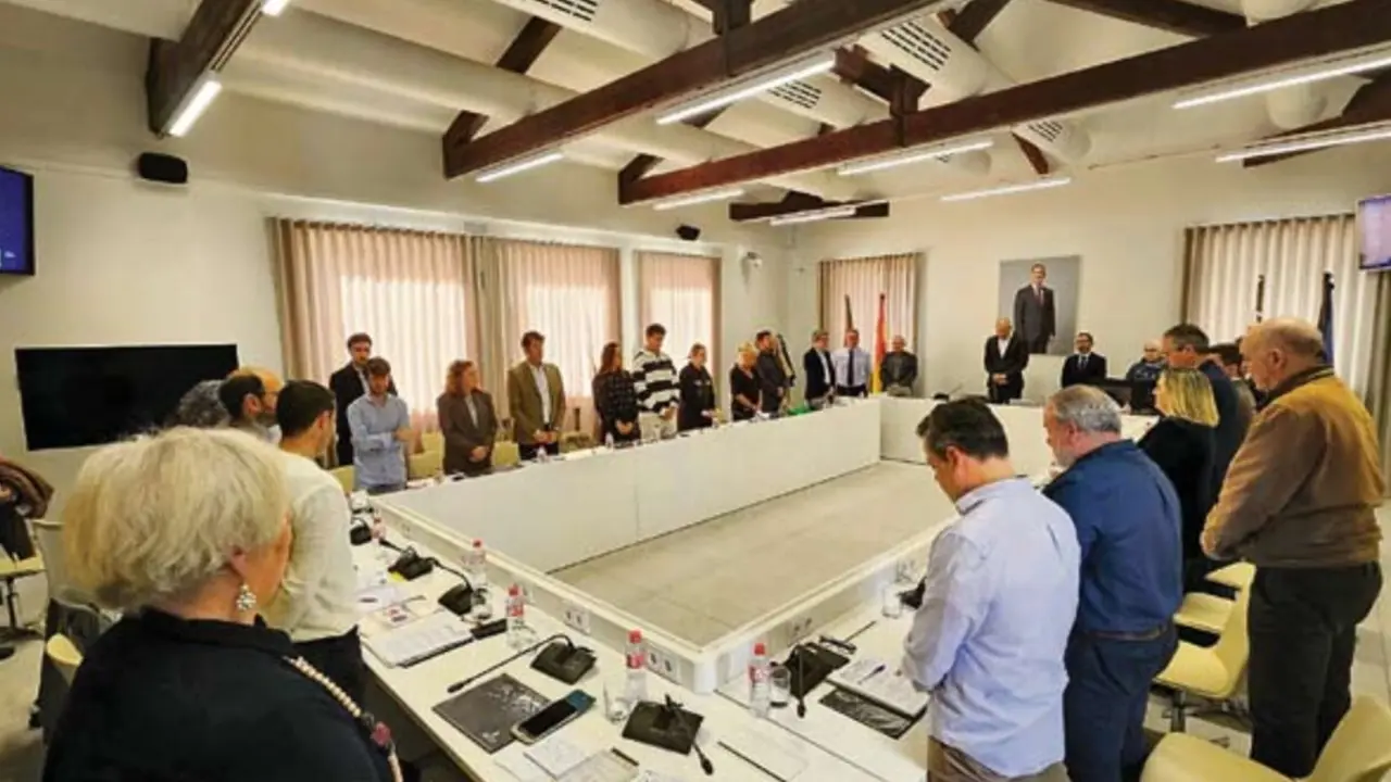 Concejales y representantes municipales guardan un minuto de silencio en recuerdo de Francisco Javier L&oacute;pez Marcano.