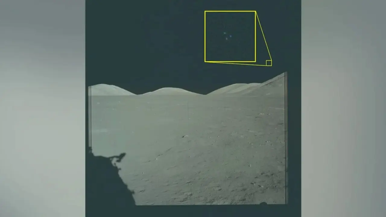 Fotograf&iacute;a del alunizaje del Apolo 17 que muestra tres puntos en el cielo vistos desde la superficie lunar. (Departamento de Guerra)