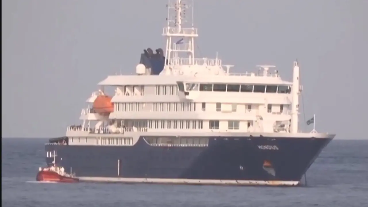 El crucero MV Hondius, durante su traves&iacute;a hacia Tenerife bajo vigilancia sanitaria internacional tras el brote de hantavirus detectado a bordo.
