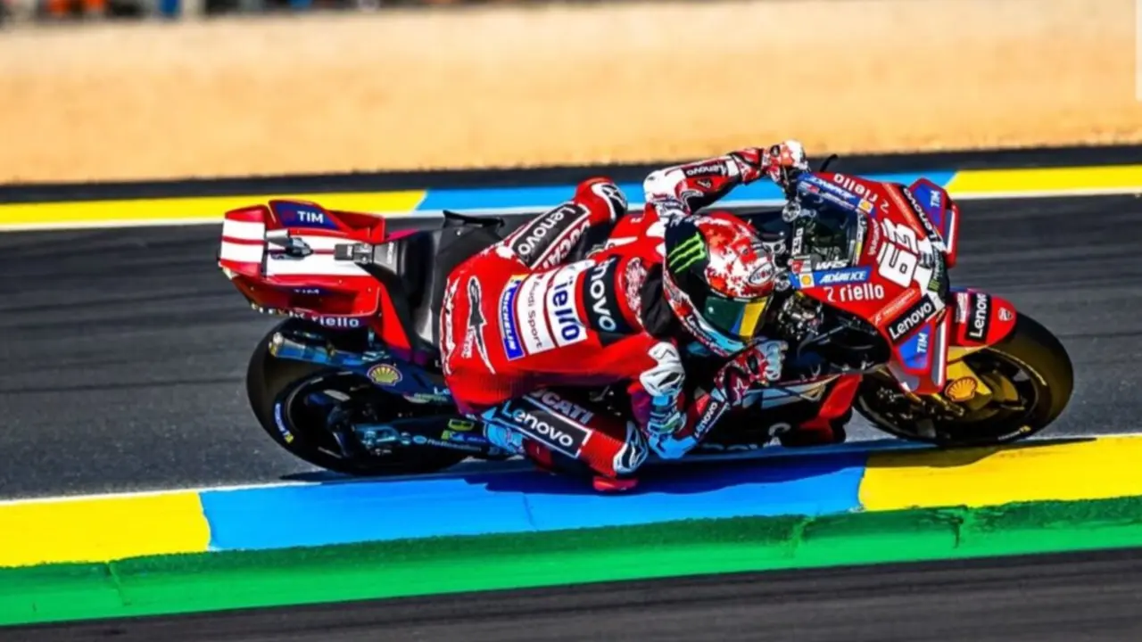 Marc M&aacute;rquez durante la clasificaci&oacute;n del GP de Francia en Le Mans, donde firm&oacute; una vuelta r&eacute;cord y saldr&aacute; desde la primera fila junto a Pecco Bagnaia tras una intensa lucha por la pole.