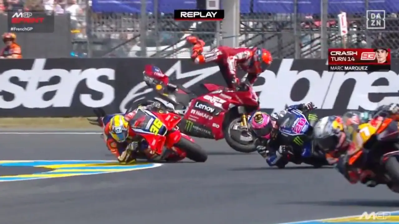 Marc M&aacute;rquez sufre una dur&iacute;sima ca&iacute;da durante la sprint del GP de Francia en Le Mans tras perder el control de su Ducati en las &uacute;ltimas vueltas, en una carrera marcada por la victoria de Jorge Mart&iacute;n y el dominio de Aprilia.