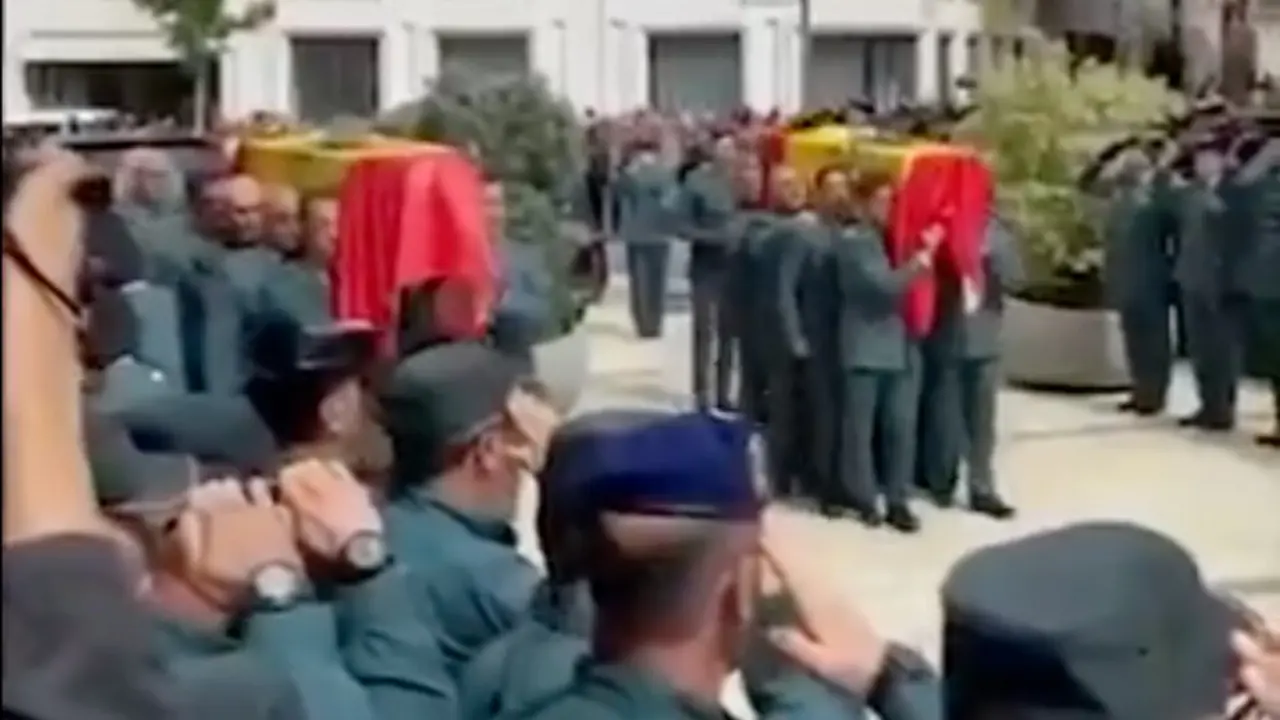 Compa&ntilde;eros de los guardias fallecidos portan los f&eacute;retros a su llegada, este s&aacute;bado, a la Iglesia de la Concepci&oacute;n de Huelva.