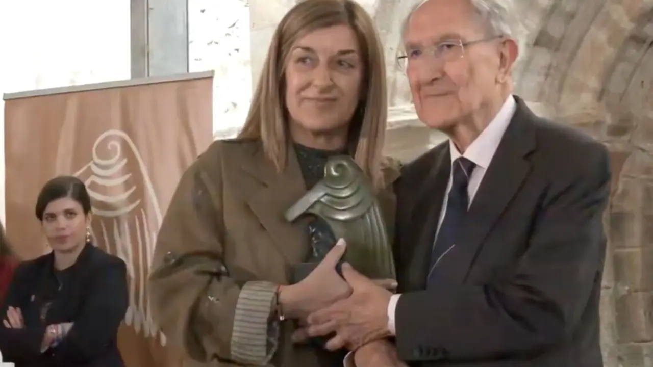 La presidenta de Cantabria, Mar&iacute;a Jos&eacute; S&aacute;enz de Buruaga, junto al doctor Jes&uacute;s Fl&oacute;rez durante la entrega de uno de los Premios Beato de Li&eacute;bana en el Monasterio de Santo Toribio, en una gala marcada por los mensajes de convivencia, paz y cohesi&oacute;n social.