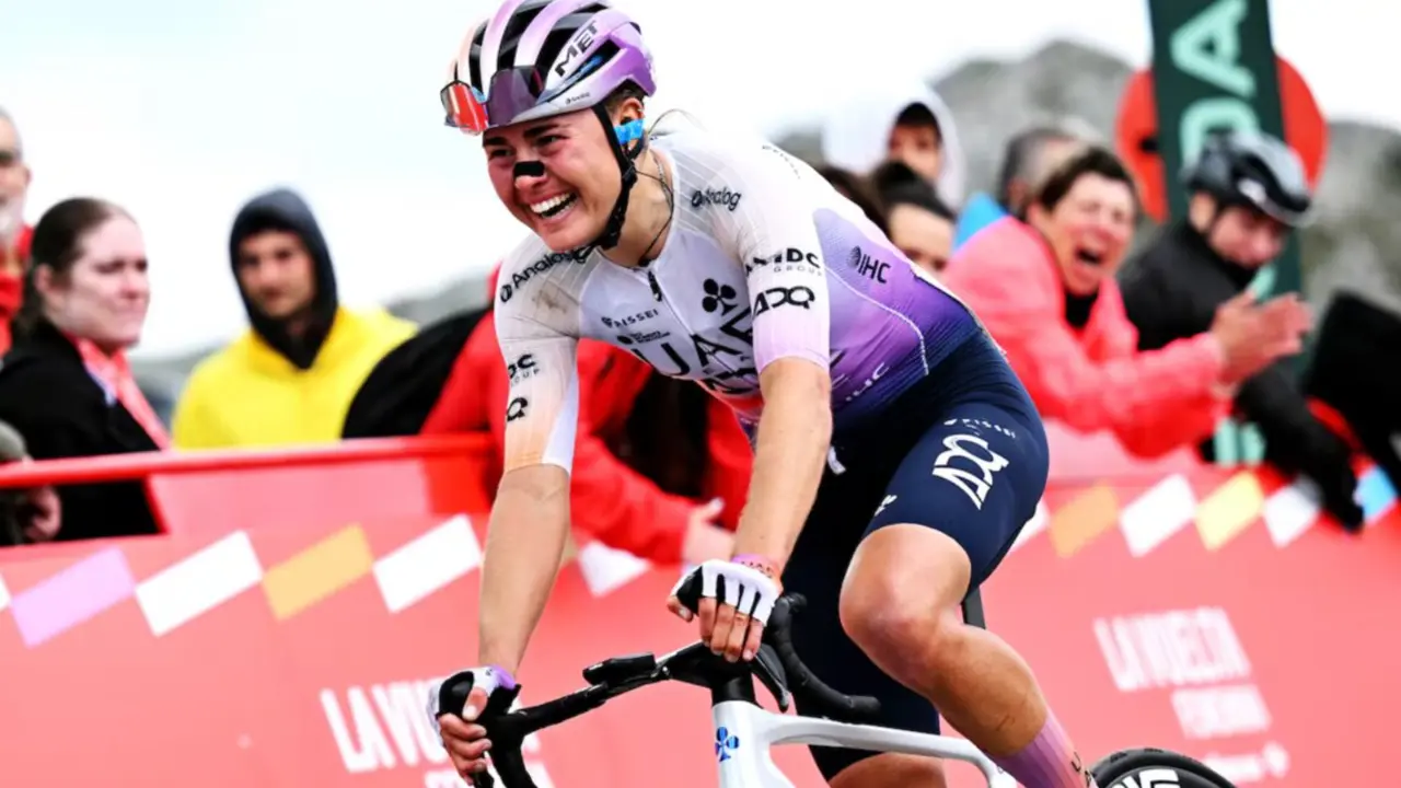 Paula Blasi, tras ganar este s&aacute;bado en el Angliru la Vuelta a Espa&ntilde;a femenina.