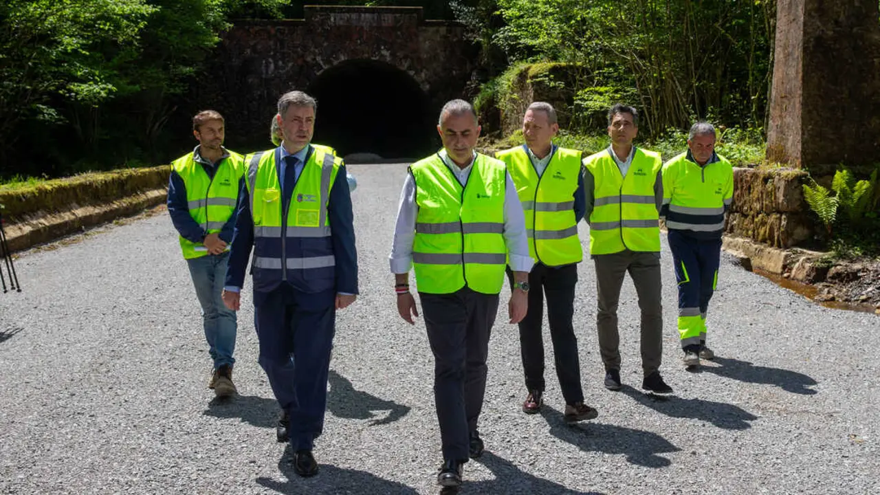 Roberto Media y Luis Mart&iacute;nez Abad visitan las obras de la nueva v&iacute;a verde de acceso al t&uacute;nel de La Enga&ntilde;a, cuya apertura est&aacute; prevista para finales de junio.
