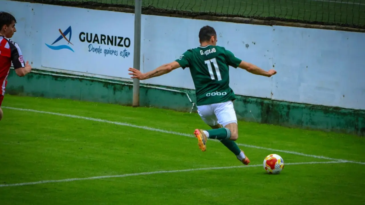 Un jugador de la Cultural de Guarnizo encara la l&iacute;nea de fondo durante el &uacute;ltimo encuentro liguero antes del hist&oacute;rico playoff de ascenso a Segunda RFEF. /