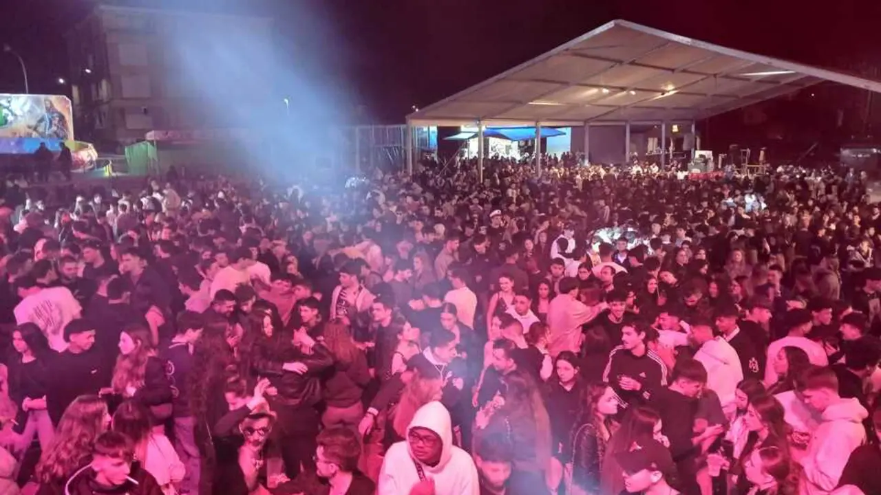 Ambiente multitudinario durante las fiestas de San Migueluco en Campuzano, donde la madrugada termin&oacute; marcada por dos apu&ntilde;alamientos y un detenido por amenazas en plena zona festiva.