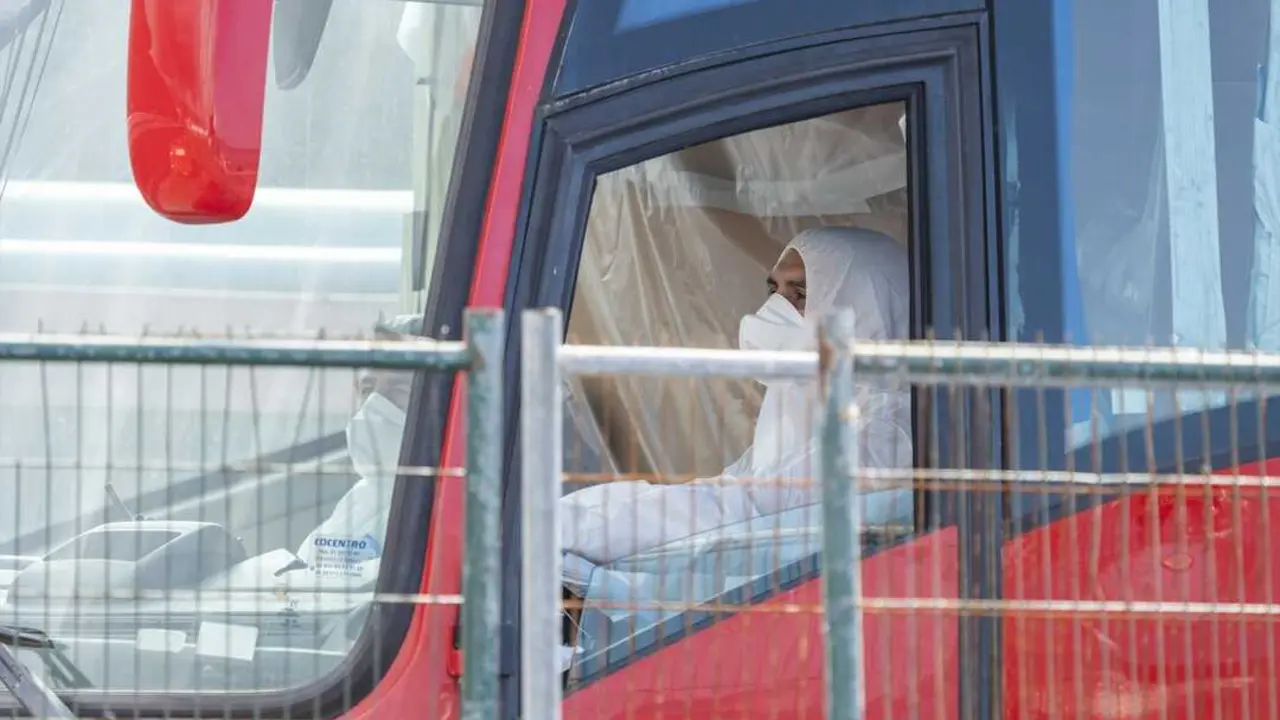 Autocares de la UME con los ciudadanos espa&ntilde;oles evacuados del crucero MV Hondius fondeado cerca del puerto de Granadilla, a 10 de mayo de 2026, en Granadilla de Abona, Tenerife, Islas Canarias (Espa&ntilde;a). El operativo de evacuaci&oacute;n del crucero MV Hondius con hantavirus est&aacute; dispuesto para comenzar las operaciones de desembarco y traslado de los pasajeros a sus respectivos pa&iacute;ses.
Fecha: 10/05/2026.

Firma: Europa Press Canarias