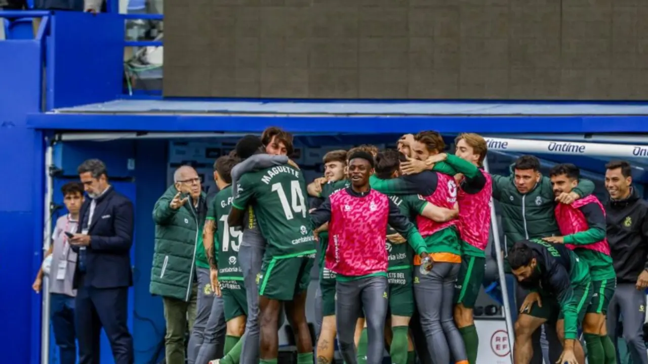 La plantilla del Racing celebra en Butarque una victoria clave ante el Legan&eacute;s que mantiene al conjunto c&aacute;ntabro l&iacute;der de LaLiga Hypermotion y cada vez m&aacute;s cerca del ansiado regreso a Primera Divisi&oacute;n catorce a&ntilde;os despu&eacute;s.