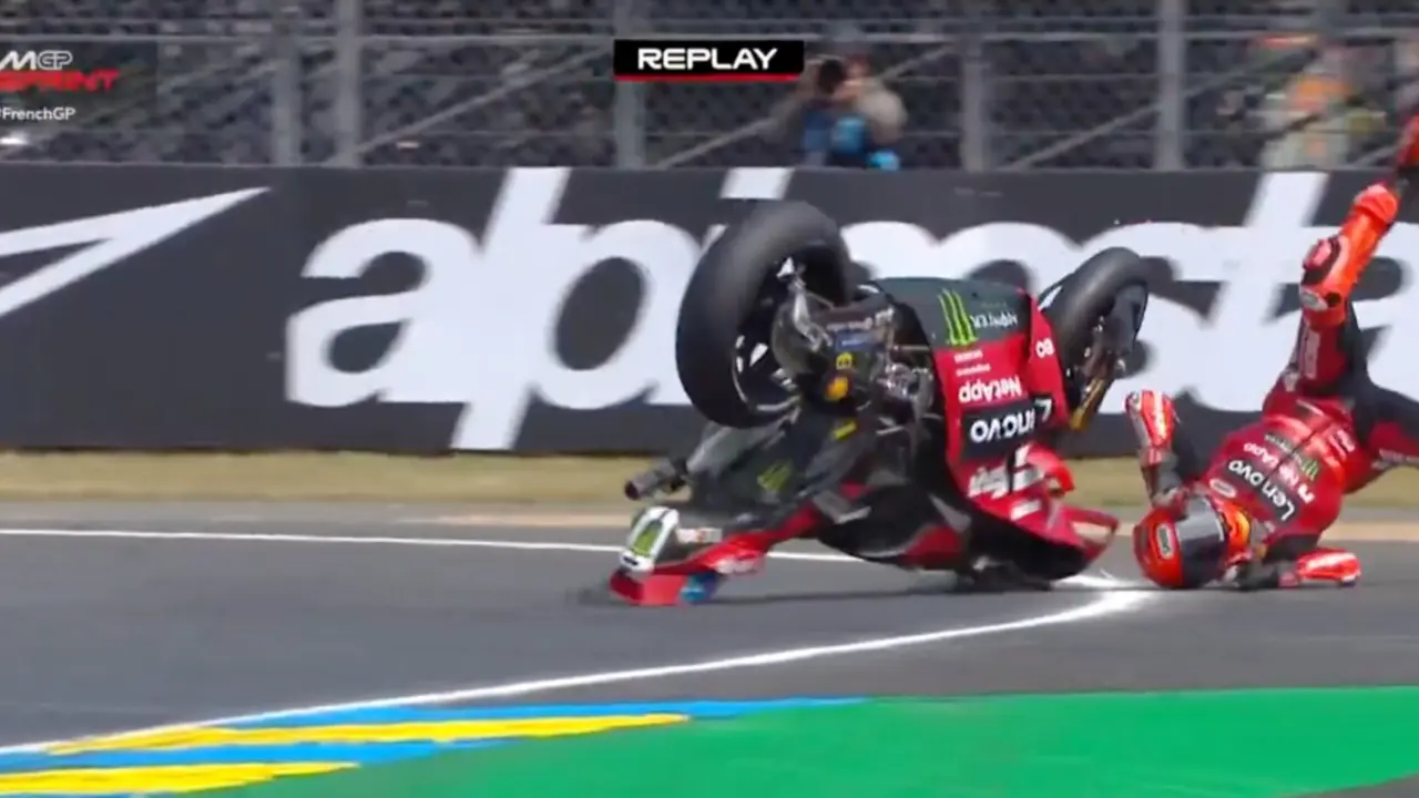 Marc M&aacute;rquez sufre una violent&iacute;sima ca&iacute;da durante la sprint de Le Mans que acab&oacute; provoc&aacute;ndole una fractura en el pie derecho y una nueva operaci&oacute;n en el hombro.