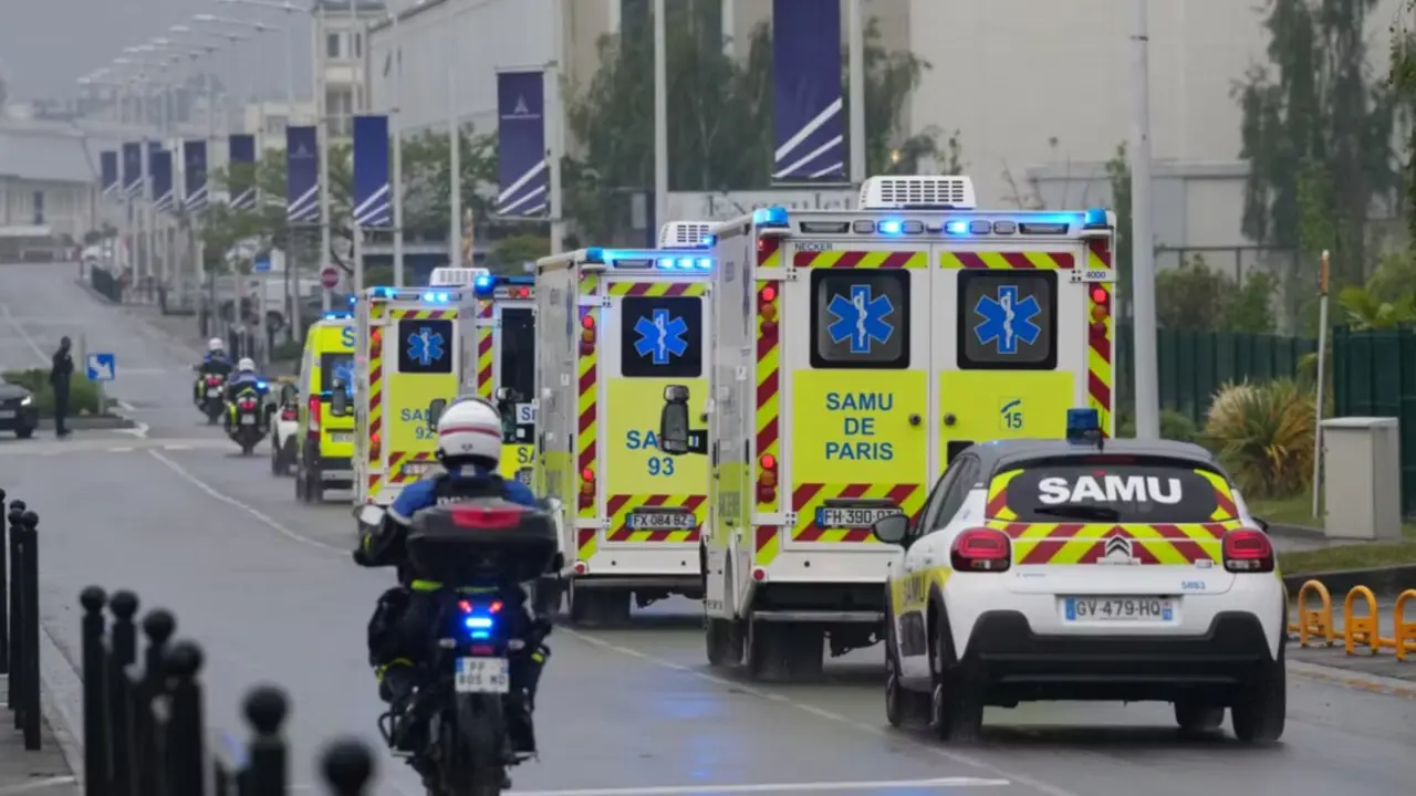 Ambulancias con pacientes evacuados del MV Hondius salen del aeropuerto de Le Bourget (Seine-Saint-Denis), 10 de mayo de 2026. -