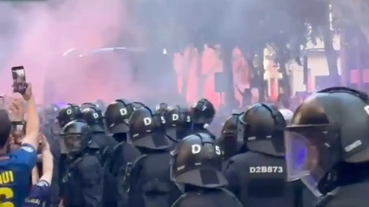 Aficionados del Barcelona reciben al equipo azulgrana en los alrededores del Camp Nou antes del cl&aacute;sico, en unos accesos marcados por el lanzamiento de objetos y los incidentes con los autobuses de ambos equipos.
