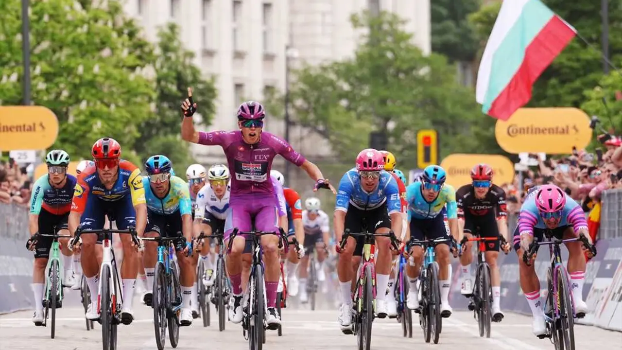 Paul Magnier (Soudal Quick-Step) celebra su victoria al sprint en la tercera etapa del Giro de Italia 2026, disputada entre Plovdiv y Sof&iacute;a (Bulgaria). &copy; Europa Press / Gian Mattia D'Alberto