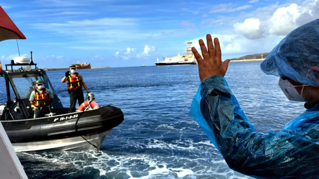 Un pasajero saluda a los agentes de la Guardia Civil mientras desembarcan del crucero MV Hondius, afectado por el hantavirus, en el puerto de Granadilla, en Tenerife, Islas Canarias, Espa&ntilde;a, el domingo 10 de mayo de 2026.