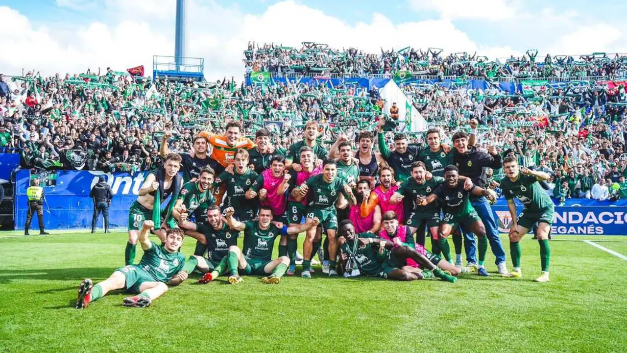 La plantilla del Racing celebra junto a los m&aacute;s de 2.000 aficionados desplazados a Butarque una victoria clave ante el Legan&eacute;s que deja al conjunto verdiblanco a un paso del ascenso a Primera Divisi&oacute;n.