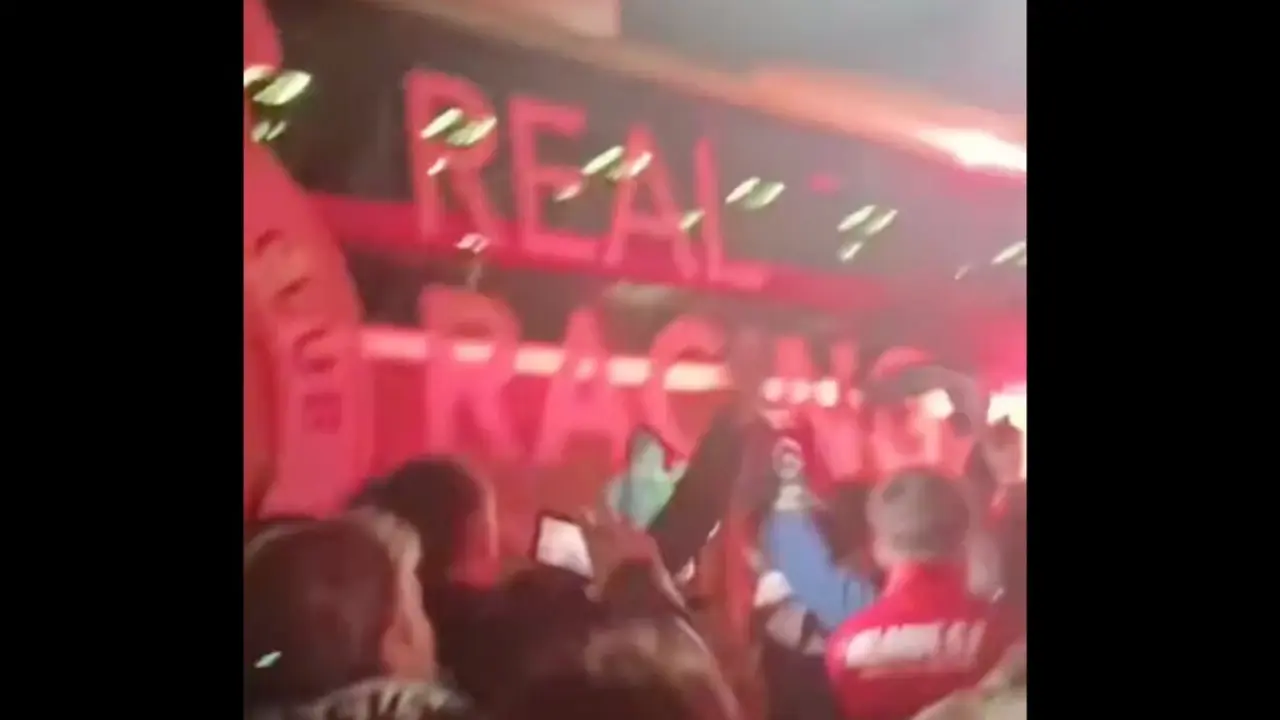 Aficionados del Racing reciben al equipo en La Albericia durante la madrugada tras la victoria ante el Legan&eacute;s, en una noche de celebraci&oacute;n que acerca al conjunto verdiblanco al ascenso a Primera Divisi&oacute;n.