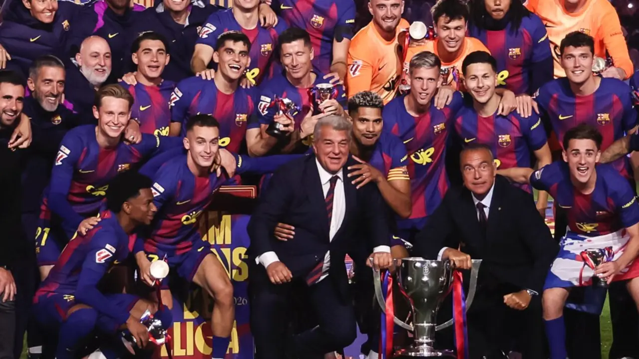Joan Laporta y Rafa Yuste celebran junto a la plantilla del FC Barcelona la conquista de LaLiga tras el cl&aacute;sico disputado ante el Real Madrid en el Spotify Camp Nou. / AFP7 - Europa Press / 10 de mayo de 2026.