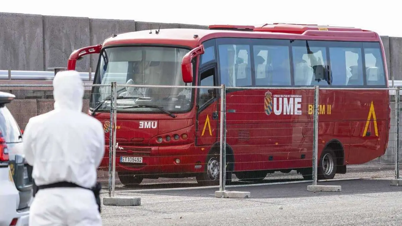 Pasajeros evacuados del crucero MV Hondius fondeado cerca del puerto de Granadilla suben a los autocares de la UME, a 10 de mayo de 2026, en Granadilla de Abona, Tenerife, Islas Canarias. Europa Press Canarias.