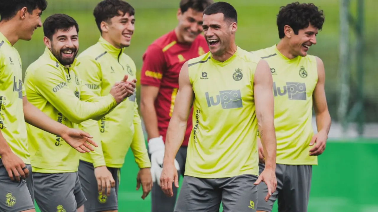 Varios jugadores de Racing en el entrenamiento de ayer. / RRC