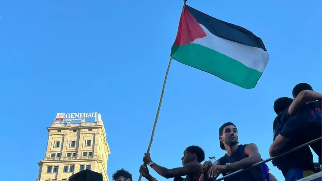 Lamine Yamal, con una bandera de Palestina.