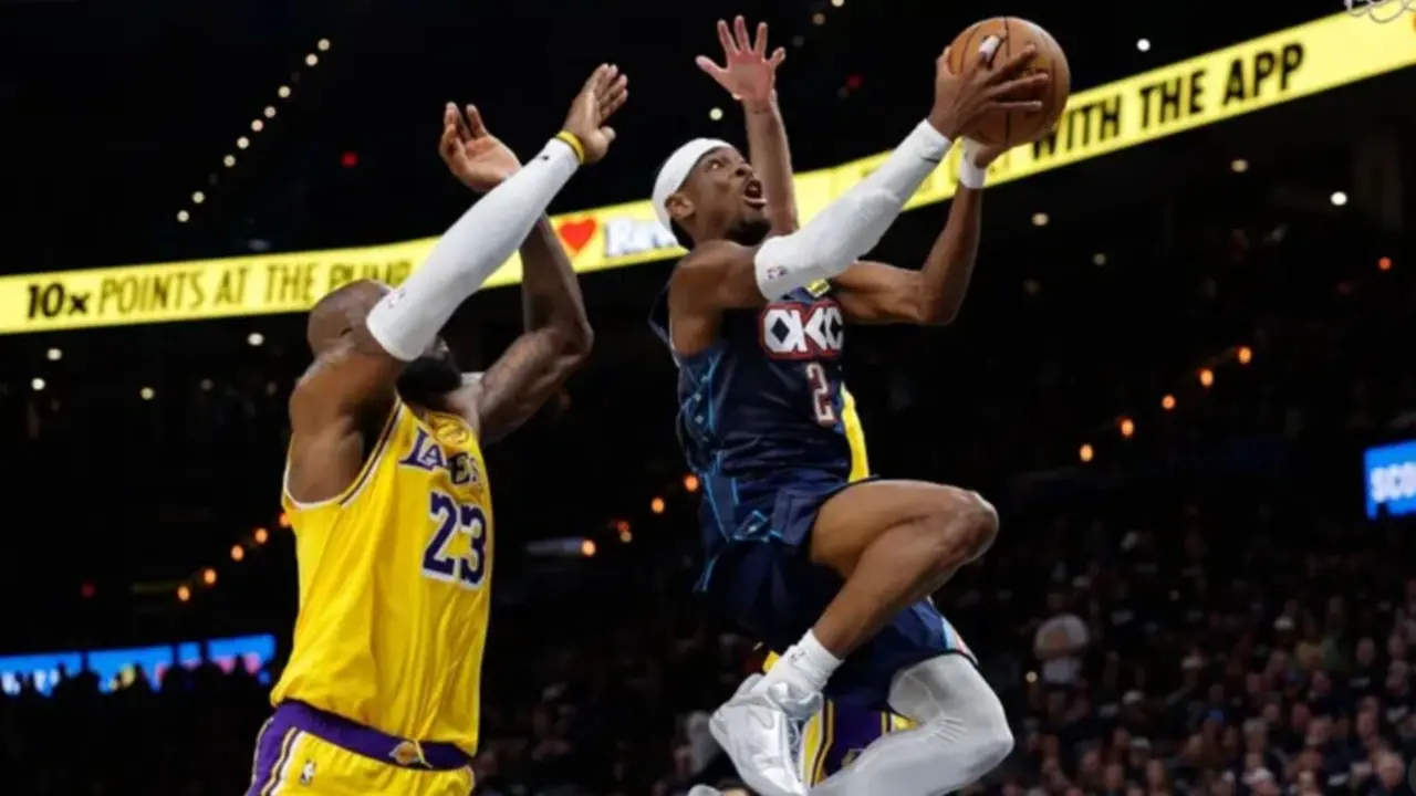 Shai Gilgeous-Alexander, del Oklahoma City Thunder, anota una bandeja contra Los Angeles Lakers en el segundo partido de las semifinales de la Conferencia Oeste de 2026 en el Paycom Center. (Alonzo Adams-Imagn Images)