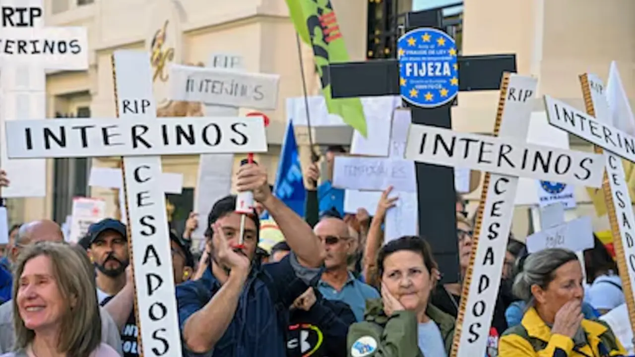 Manifestaci&oacute;n de trabajadores interinos frente a una administraci&oacute;n p&uacute;blica para reclamar la fijeza y denunciar el abuso de temporalidad en el empleo p&uacute;blico. / Archivo.