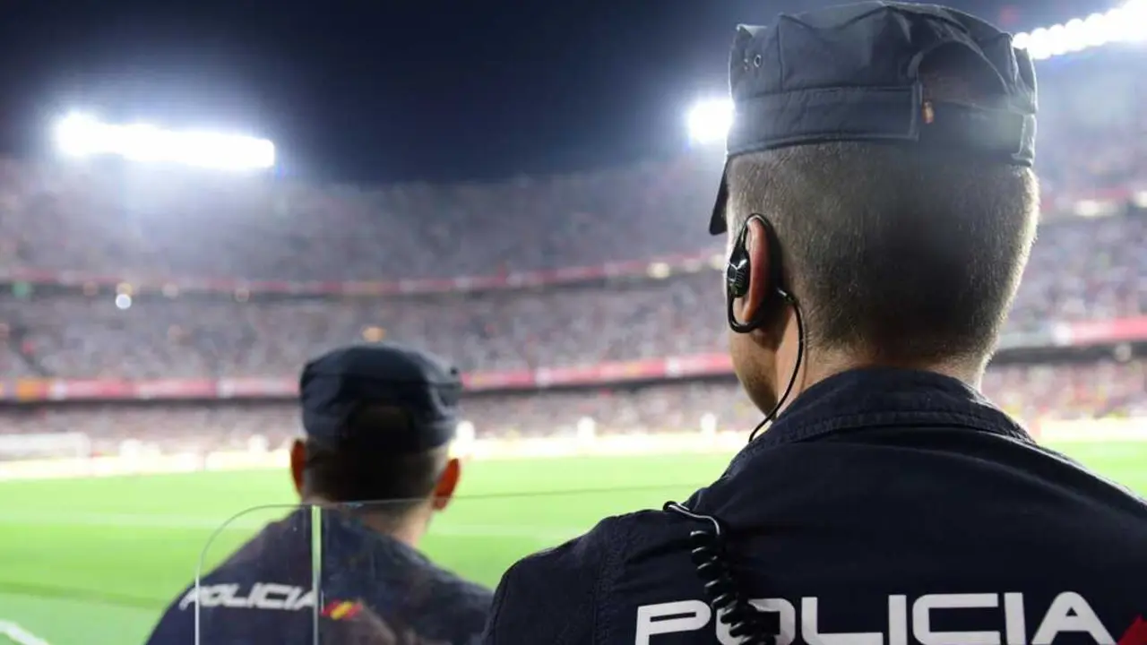 Agentes de la Polic&iacute;a Nacional durante un dispositivo de seguridad en un estadio de f&uacute;tbol, en una imagen de archivo utilizada para ilustrar el operativo especial previsto en Santander ante un posible ascenso del Racing a Primera Divisi&oacute;n. / Polic&iacute;a Nacional.