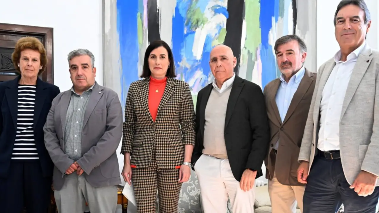 La alcaldesa de Santander, Gema Igual, y el presidente del Racing, Manolo Higuera, junto a miembros de la comisi&oacute;n de seguimiento del convenio entre el Ayuntamiento y el club, durante la reuni&oacute;n en la que se abord&oacute; la renovaci&oacute;n del acuerdo y la posible remodelaci&oacute;n integral de El Sardinero. / Ayuntamiento de Santander.