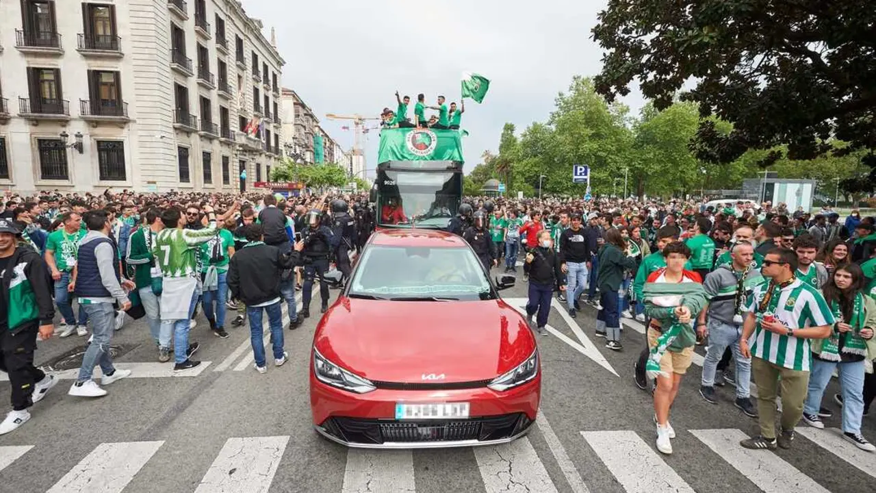 Aficionados del Racing acompa&ntilde;an al autob&uacute;s del equipo durante la celebraci&oacute;n del ascenso a Segunda Divisi&oacute;n por las calles de Santander, en una imagen de archivo que refleja el ambiente multitudinario que podr&iacute;a volver a vivirse este fin de semana si el conjunto verdiblanco logra el regreso a Primera. / Europa Press.