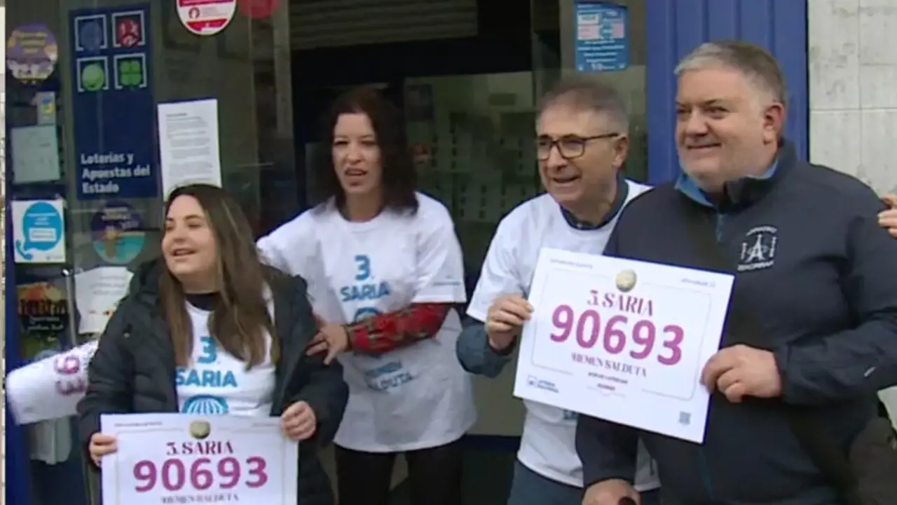 Unai Zuluaga, presidente del Arratiko Zekorrak Rugby Taldea, junto a varios participantes con papeletas del n&uacute;mero 90.693, agraciado con el tercer premio de la Loter&iacute;a de Navidad, antes de conocerse las denuncias por el impago de participaciones premiadas. / Redes sociales.
