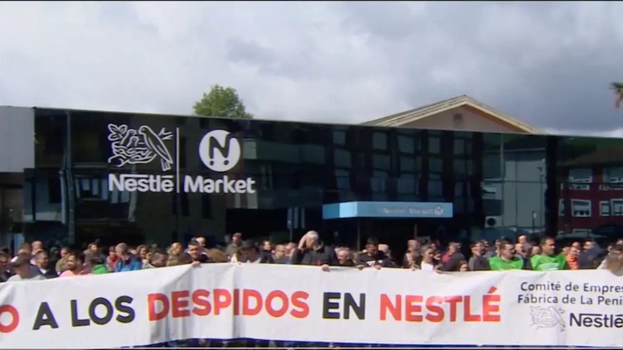 Trabajadores de Nestl&eacute; La Penilla, durante la primera jornada de movilizaciones y paros convocados contra el ERE planteado por la empresa, frente a la f&aacute;brica c&aacute;ntabra. / RTVE.