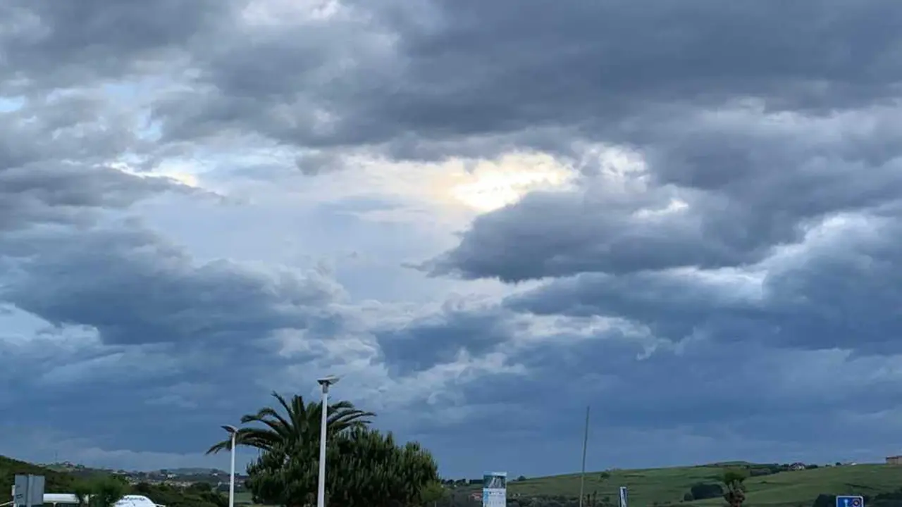 Cielo parcialmente cubierto sobre la playa de Usil, Mogro, Cantabria. / ALERTA