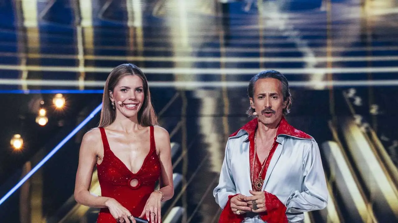 Los presentadores de Eurovisi&oacute;n 2026 durante una de las semifinales celebradas en Viena.