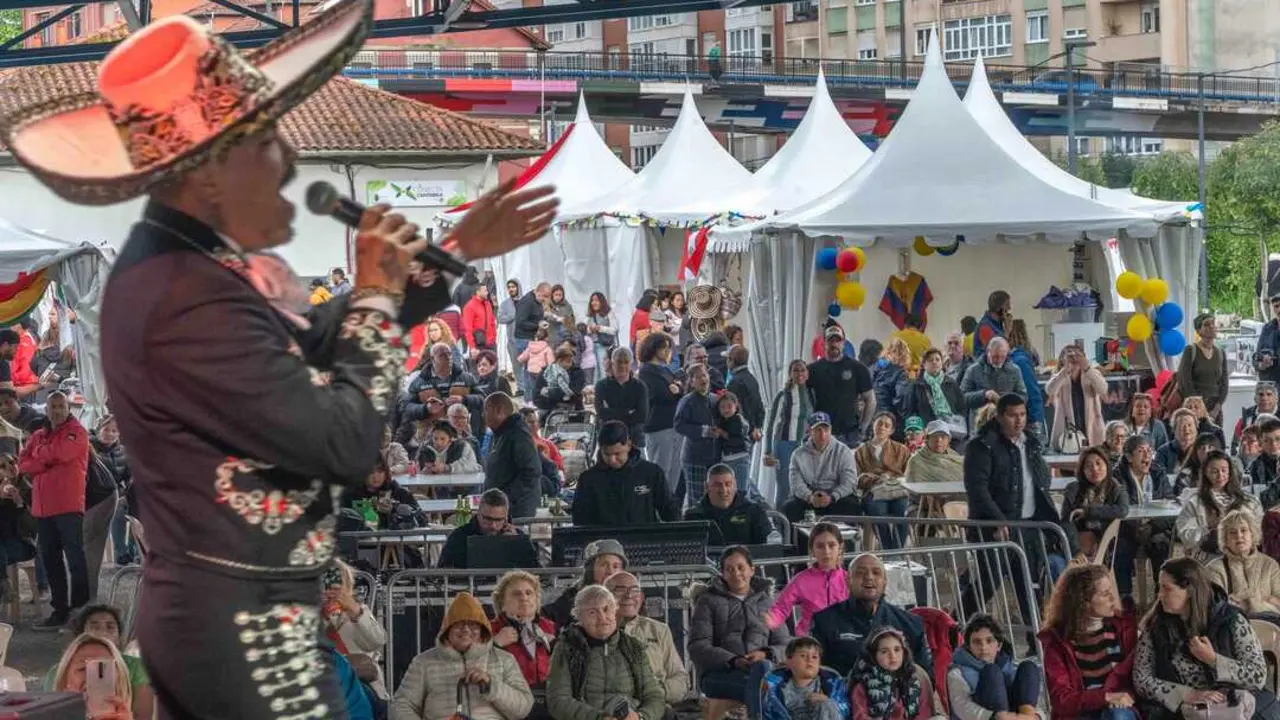 Actuaci&oacute;n musical durante el Festival Intercultural &lsquo;Un mundo de colores&rsquo;, celebrado este fin de semana en el Parque de Cros de Camargo, con participaci&oacute;n de colectivos internacionales, gastronom&iacute;a y folclore de distintos pa&iacute;ses. / Ayuntamiento de Camargo.